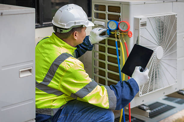 Professional Hvac technician working in Elyria, OH